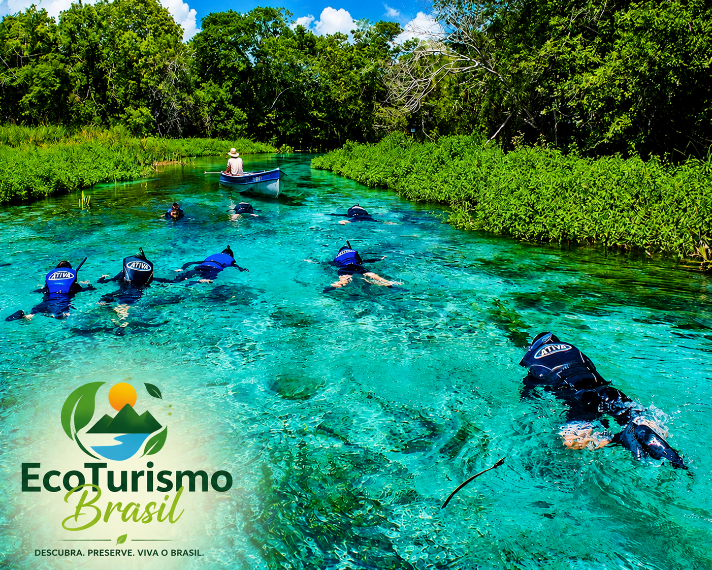 A imagem mostra um rio de águas extremamente cristalinas e azul-esverdeadas em meio à natureza exuberante de Bonito, no Mato Grosso do Sul. A água é tão transparente que é possível ver claramente o fundo arenoso e as plantas aquáticas.
No primeiro plano, várias pessoas praticam flutuação usando roupas de neoprene azuis, máscaras e snorkels. Elas estão deitadas sobre a água, com o rosto voltado para baixo, observando a vida subaquática. À direita, uma pessoa aparece mais próxima da câmera, parcialmente submersa.
Ao centro da imagem, um pequeno barco azul navega lentamente pelo rio. Dentro dele há uma pessoa sentada, usando chapéu claro, conduzindo a embarcação.
As margens do rio são cercadas por vegetação densa e muito verde, formada por árvores altas e arbustos que criam um corredor natural ao longo da água. O céu aparece parcialmente ao fundo, azul com algumas nuvens brancas.
No canto inferior esquerdo está o logotipo da EcoTurismo Brasil, composto por montanhas verdes, um sol amarelo e um rio azul. Abaixo do nome da empresa aparece a frase: “Descubra. Preserve. Viva o Brasil.”
A imagem transmite uma sensação de tranquilidade, contato com a natureza e contemplação, destacando a beleza das águas cristalinas e das atividades de ecoturismo em Bonito.