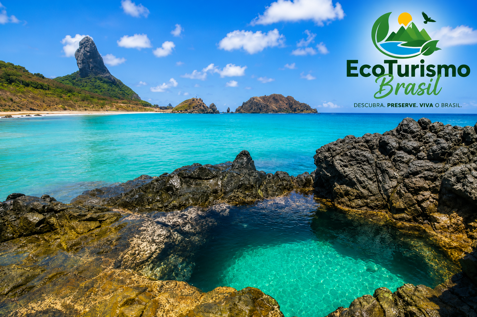 Imagem promocional de ecoturismo mostrando uma paisagem paradisíaca de praia. Em primeiro plano, há grandes rochas escuras e irregulares formando uma piscina natural de água cristalina em tons de azul-turquesa. A transparência da água permite ver o fundo rochoso.
Ao centro, o mar apresenta um degradê de azul claro para azul mais intenso, com águas calmas e limpas. À esquerda, uma faixa de areia clara acompanha a costa, cercada por vegetação verde. Destaca-se uma formação rochosa alta e estreita, semelhante a um grande monólito, que se eleva sobre a ilha.
Ao fundo, pequenas ilhas rochosas emergem do oceano sob um céu azul vibrante, pontilhado por nuvens brancas e fofas.
No canto superior direito, aparece o logotipo 