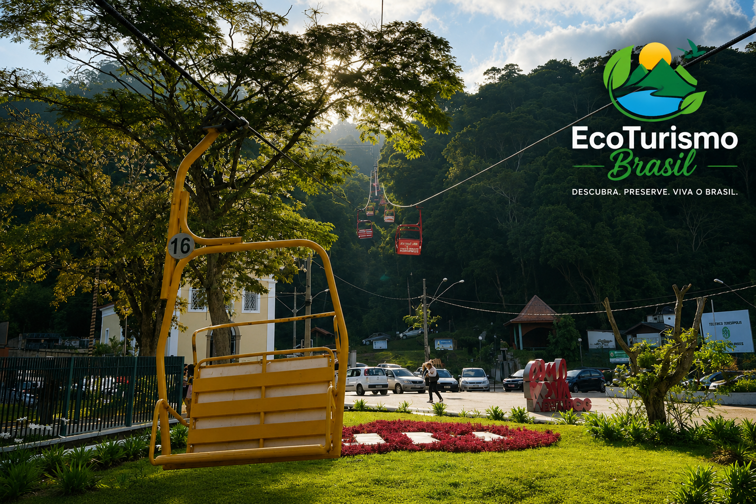 A imagem mostra a estação do teleférico de Nova Friburgo, na região serrana do Rio de Janeiro, em um fim de tarde ensolarado. A cena é cercada pela Mata Atlântica, com árvores altas e vegetação densa cobrindo as montanhas ao fundo.
Em primeiro plano, à esquerda, destaca-se uma cadeira amarela do teleférico suspensa pelos cabos de aço. A cadeira está vazia e possui o número 16 em um círculo branco preso à sua estrutura. Os cabos seguem em direção ao alto da montanha, criando linhas diagonais que conduzem o olhar para o centro da imagem.
Ao fundo, várias cabines vermelhas do teleférico aparecem suspensas ao longo do trajeto, subindo pela encosta coberta por mata. A luz do sol atravessa as copas das árvores, produzindo sombras e raios de luz entre os galhos.
Na parte inferior da imagem há um pequeno jardim com gramado verde e um canteiro de flores vermelhas. Próximo ao estacionamento, algumas pessoas caminham entre carros estacionados. Também é possível observar uma pequena construção com telhado em formato triangular e outras edificações ligadas ao complexo turístico.
A montanha coberta por floresta ocupa grande parte do lado direito da imagem, transmitindo a sensação de contato com a natureza e de aventura. O céu é azul claro, com nuvens brancas espalhadas.
No canto superior direito está o logotipo da EcoTurismo Brasil, formado por montanhas verdes, um rio azul e um sol amarelo. Abaixo do nome aparece o slogan: “Descubra. Preserve. Viva o Brasil.”
A imagem transmite tranquilidade e convida o visitante a apreciar as paisagens da Serra Fluminense, destacando o teleférico como uma das principais atrações turísticas de Nova Friburgo.